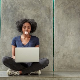 Una niña lee publicaciones en redes sociales