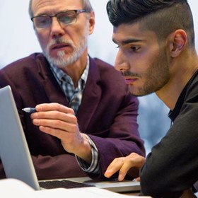 Estrategias de 4 para reducir la brecha de equidad digital para profesores en formación