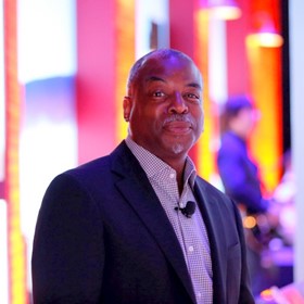 Video: LeVar Burton se encuentra con los estudiantes de hoy donde están Video: LeVar Burton se encuentra con los estudiantes de hoy donde están