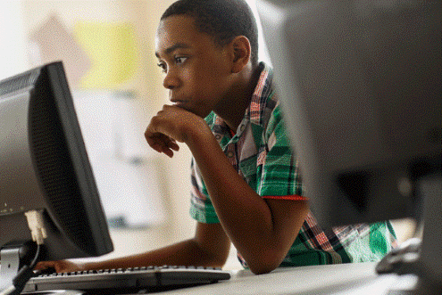 Los educadores deben asegurarse de que nuestros estudiantes estén equipados con ciudadanía digital y habilidades de alfabetización mediática para ayudarlos a navegar en el mundo digital.