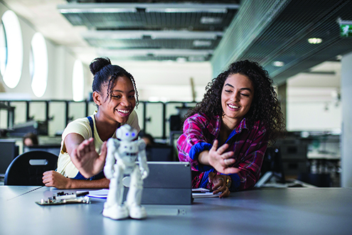 Los estudiantes programan un robot.