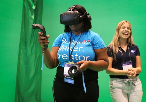 Educador utilizando un dispositivo de realidad virtual.
