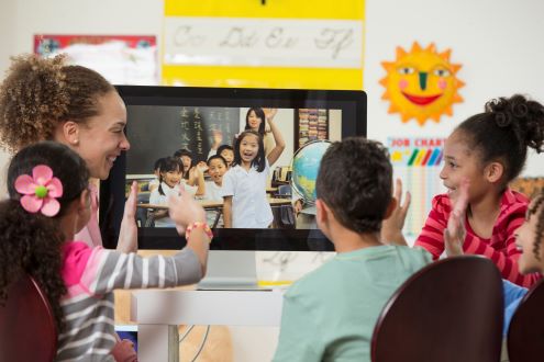 El maestro y los estudiantes se conectan con otro salón de clases a través de una videollamada