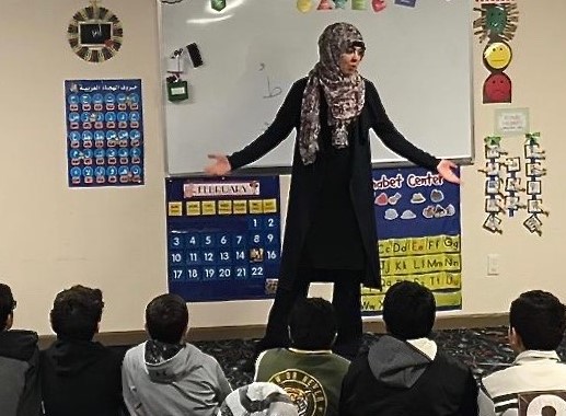 Nadia Abuisnaineh, embajadora del sistema solar para la NASA, enseña a los estudiantes sobre el espacio.