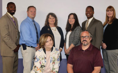 Foto grupal del personal del distrito escolar de la ciudad de Middletown