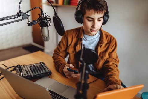 Un niño está haciendo un podcast.