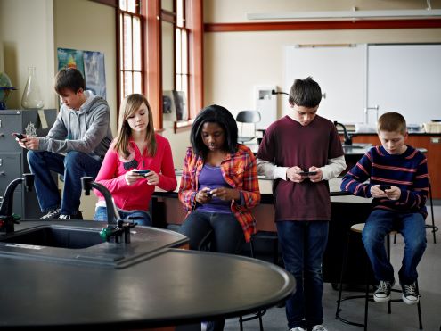 5 students use smartphones in science class