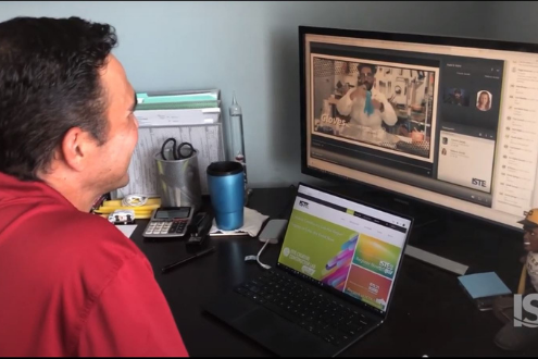 Un hombre mira grabaciones en su computadora de ISTE20 Live