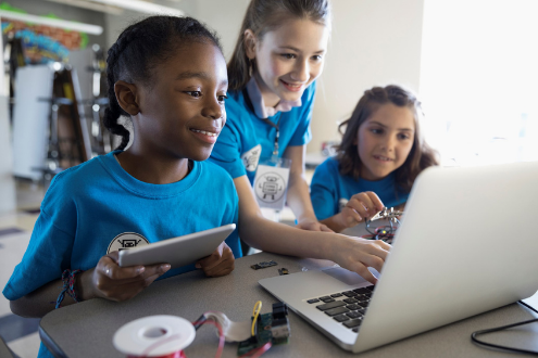 Tres chicas en una laptop