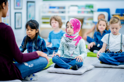 Jóvenes estudiantes en un aula meditan