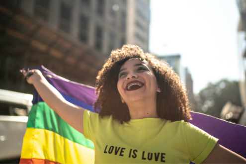 una niña muestra una bandera del orgullo