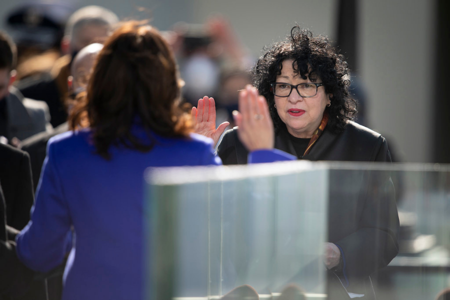 Sonia Sotomayor prestando juramento a Kamala Harris
