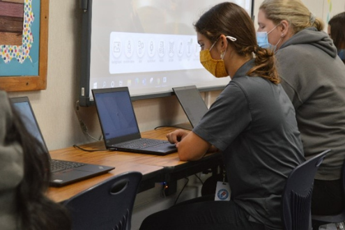 estudiante en una computadora portátil en la escuela
