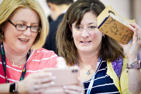 Dos profesores en la conferencia ISTE experimentan con Google Cardboard