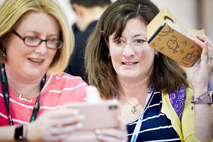 Dos profesores en la conferencia ISTE experimentan con Google Cardboard
