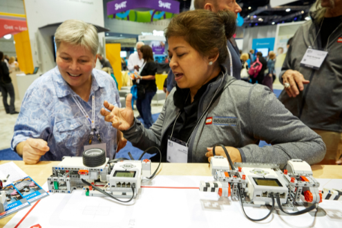 Dos mujeres exploran una herramienta robótica en el Expo Hall en ISTE19