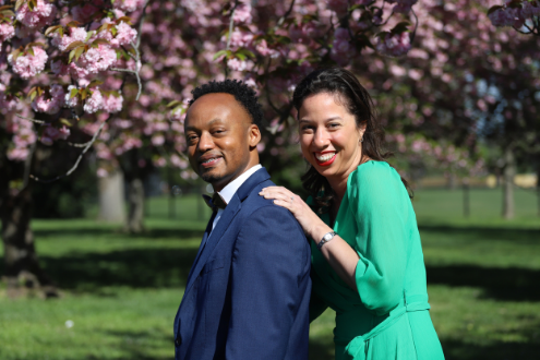 David Lockett y Tara Linney publican una foto debajo de un cerezo en flor