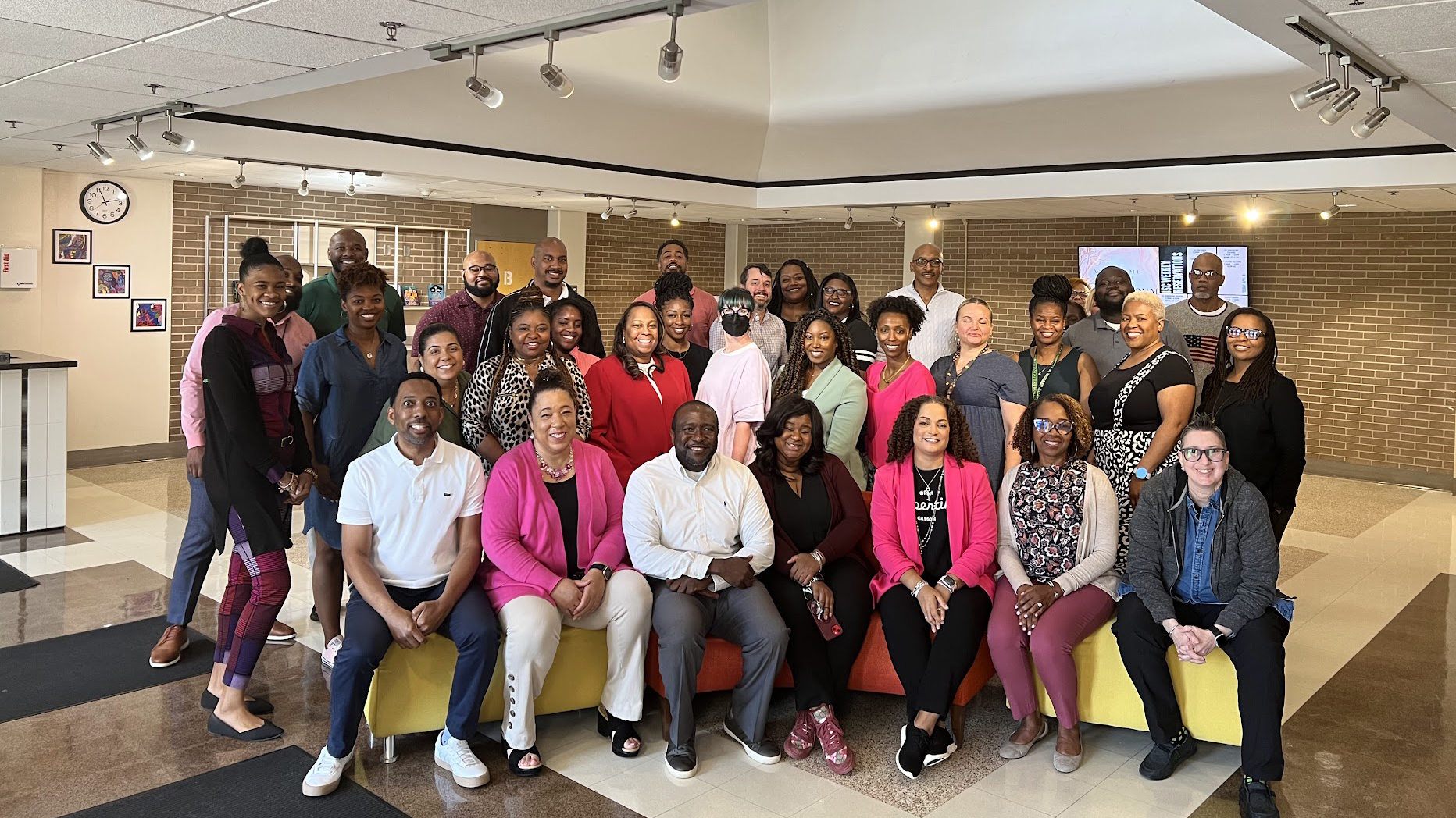 Foto grupal del personal de las Escuelas Públicas de Atlanta