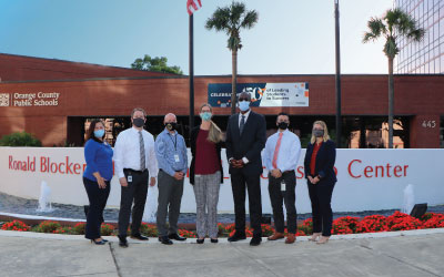 Foto grupal del personal de las Escuelas Públicas del Condado de Orange